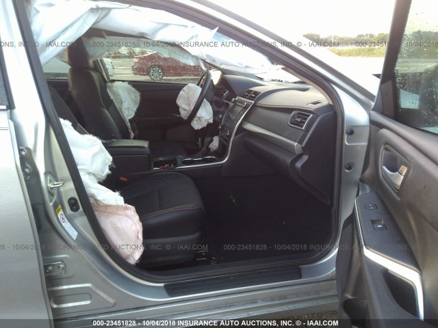 4T1BF1FK5HU305211 - 2017 TOYOTA CAMRY LE/XLE/SE/XSE 银色 照片 5