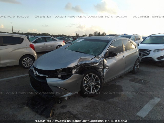 4T1BF1FK5HU305211 - 2017 TOYOTA CAMRY LE/XLE/SE/XSE 银色 照片 6