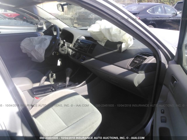 4T1BE32K42U567247 - 2002 TOYOTA CAMRY LE/XLE/SE SILVER photo 5