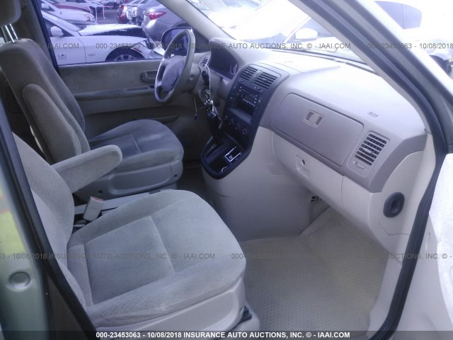 KNDUP132756702708 - 2005 KIA SEDONA EX/LX GRAY photo 5