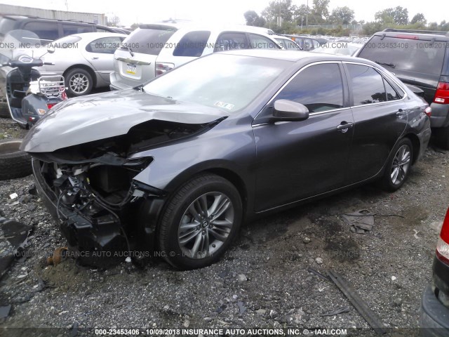 4T1BF1FK5FU055451 - 2015 TOYOTA CAMRY LE/XLE/SE/XSE GRAY photo 2