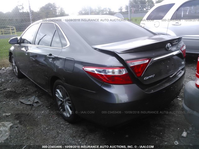 4T1BF1FK5FU055451 - 2015 TOYOTA CAMRY LE/XLE/SE/XSE GRAY photo 3
