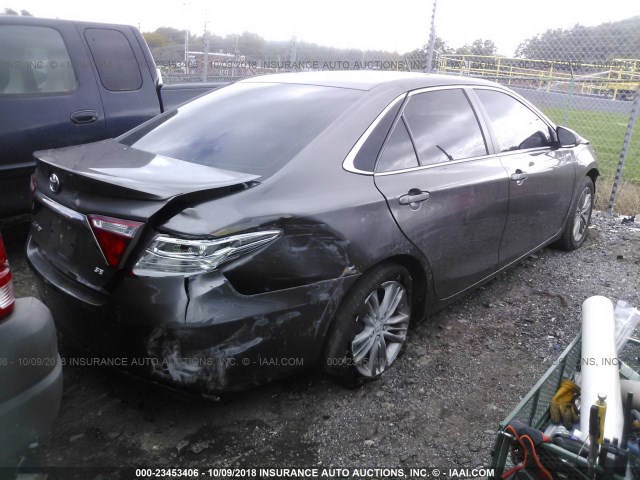 4T1BF1FK5FU055451 - 2015 TOYOTA CAMRY LE/XLE/SE/XSE GRAY photo 4
