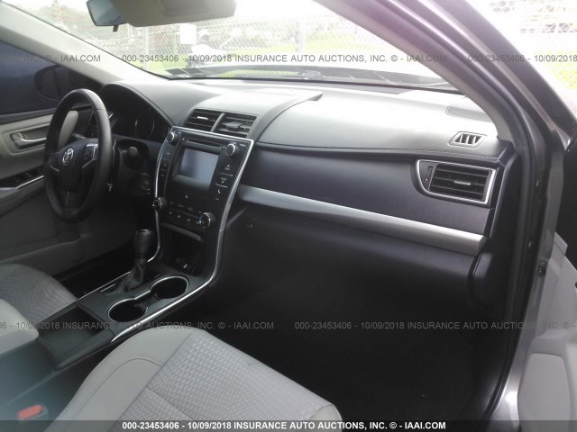 4T1BF1FK5FU055451 - 2015 TOYOTA CAMRY LE/XLE/SE/XSE GRAY photo 5