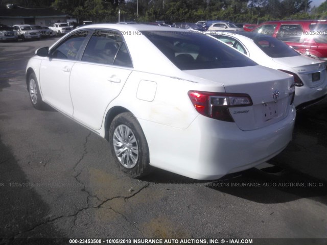 4T1BF1FK0CU519872 - 2012 TOYOTA CAMRY SE/LE/XLE WHITE photo 3