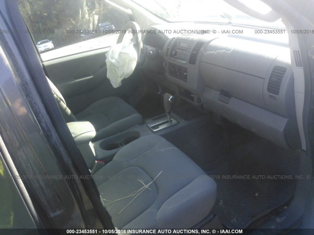 1N6AD07W95C421740 - 2005 NISSAN FRONTIER CREW CAB LE/SE/OFF ROAD GRAY photo 5