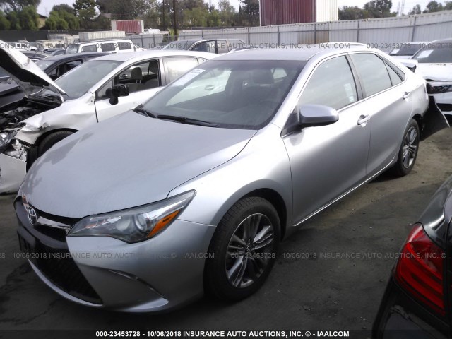 4T1BF1FK4GU136720 - 2016 TOYOTA CAMRY LE/XLE/SE/XSE GRAY photo 2
