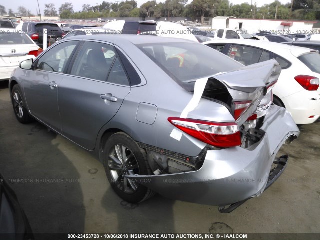 4T1BF1FK4GU136720 - 2016 TOYOTA CAMRY LE/XLE/SE/XSE GRAY photo 3