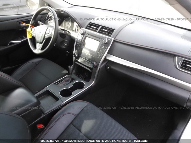 4T1BF1FK4GU136720 - 2016 TOYOTA CAMRY LE/XLE/SE/XSE GRAY photo 5