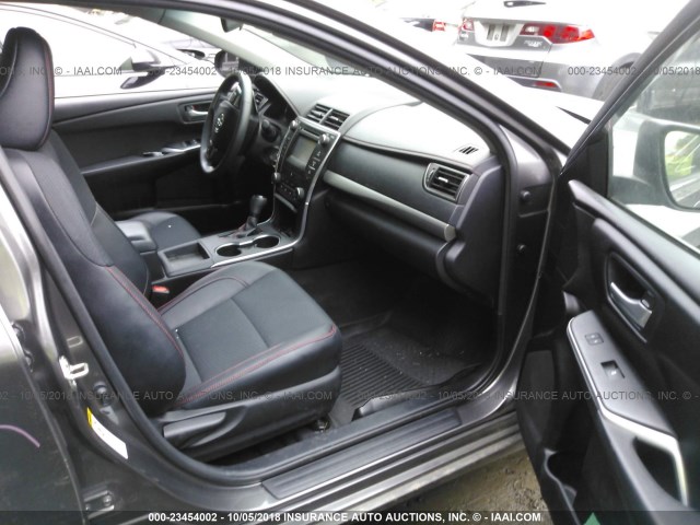 4T1BF1FK5HU742397 - 2017 TOYOTA CAMRY LE/XLE/SE/XSE GRAY photo 5
