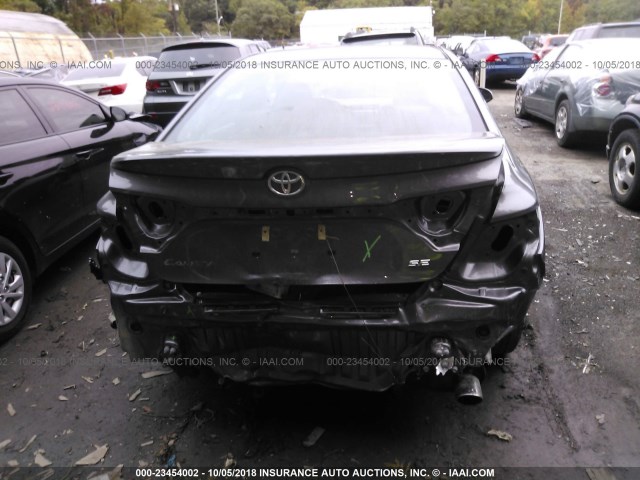 4T1BF1FK5HU742397 - 2017 TOYOTA CAMRY LE/XLE/SE/XSE GRAY photo 6