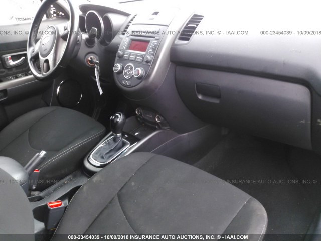 KNDJT2A65D7577338 - 2013 KIA SOUL +/!/SPORT GRAY photo 5