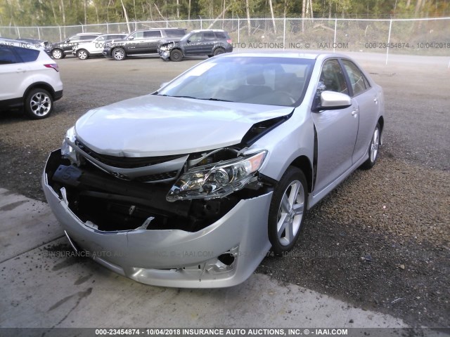4T1BF1FK6EU405989 - 2014 TOYOTA CAMRY L/SE/LE/XLE Gümüş foto 2