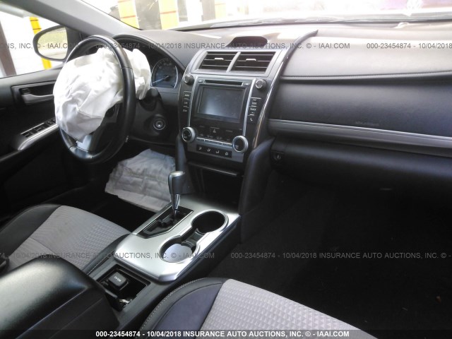 4T1BF1FK6EU405989 - 2014 TOYOTA CAMRY L/SE/LE/XLE Gümüş foto 5