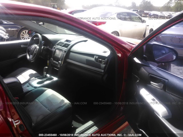 4T1BF1FK3EU841232 - 2014 TOYOTA CAMRY L/SE/LE/XLE წითელი ფოტო 5