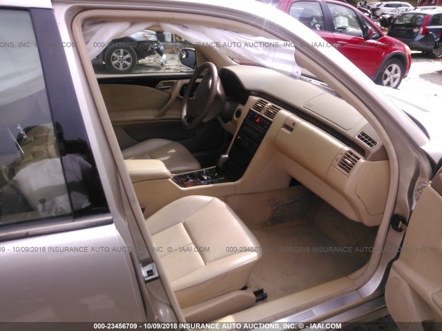 WDBJF70JX1X051565 - 2001 MERCEDES-BENZ E 430 TAN photo 5