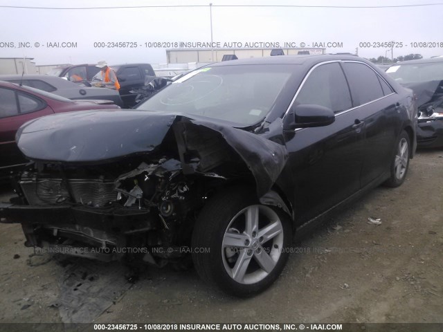 4T1BF1FK3EU869001 - 2014 TOYOTA CAMRY L/SE/LE/XLE 灰色 照片 2