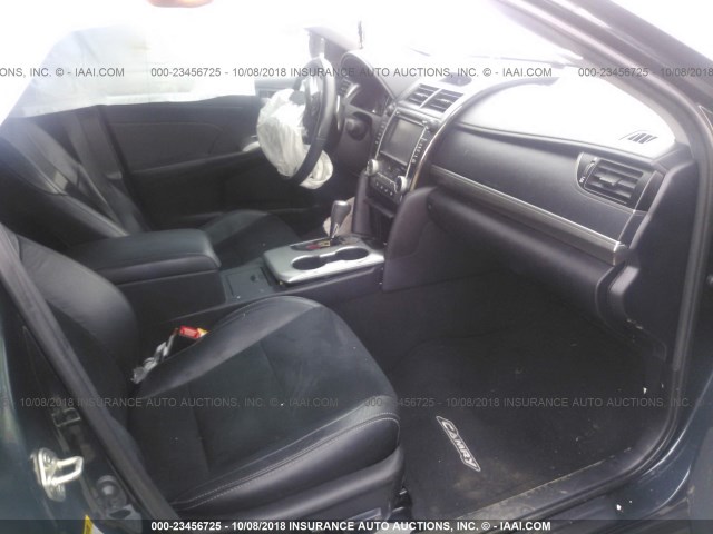 4T1BF1FK3EU869001 - 2014 TOYOTA CAMRY L/SE/LE/XLE 灰色 照片 5