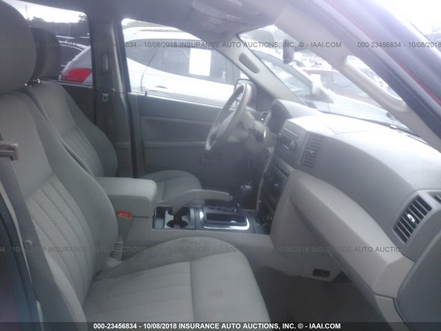1J4GR48K95C610528 - 2005 JEEP GRAND CHEROKEE LAREDO/COLUMBIA/FREEDOM RED photo 5