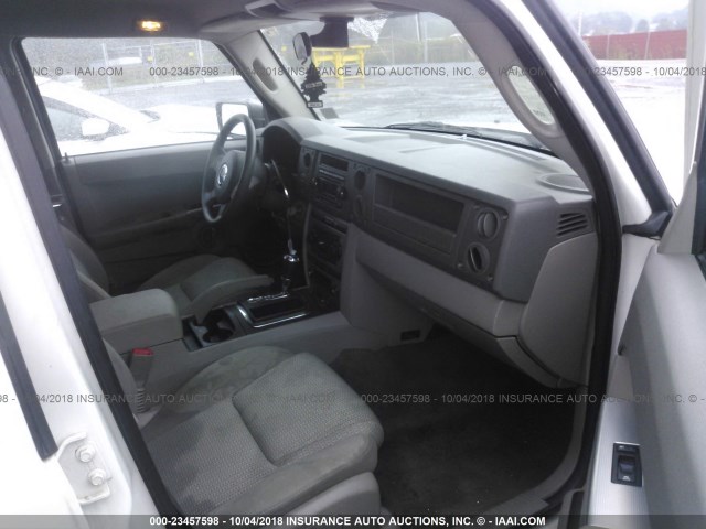 1J8HG48K16C346067 - 2006 JEEP COMMANDER WHITE photo 5