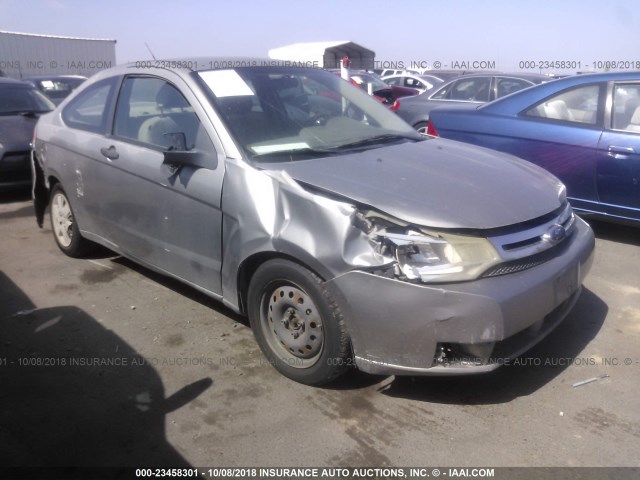 1FAHP32N18W180726 - 2008 FORD FOCUS S/SE SILVER photo 1