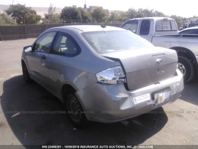 1FAHP32N18W180726 - 2008 FORD FOCUS S/SE SILVER photo 3