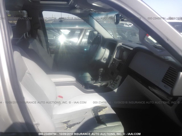 5LMEU88H54ZJ20907 - 2004 LINCOLN AVIATOR 银色 照片 5