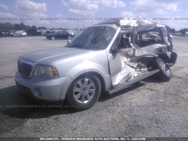 5LMFU27R34LJ17115 - 2004 LINCOLN NAVIGATOR Srebrny zdjęcie 2