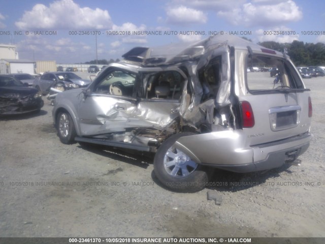 5LMFU27R34LJ17115 - 2004 LINCOLN NAVIGATOR Srebrny zdjęcie 3