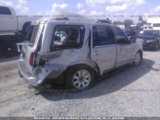 5LMFU27R34LJ17115 - 2004 LINCOLN NAVIGATOR Srebrny zdjęcie 4