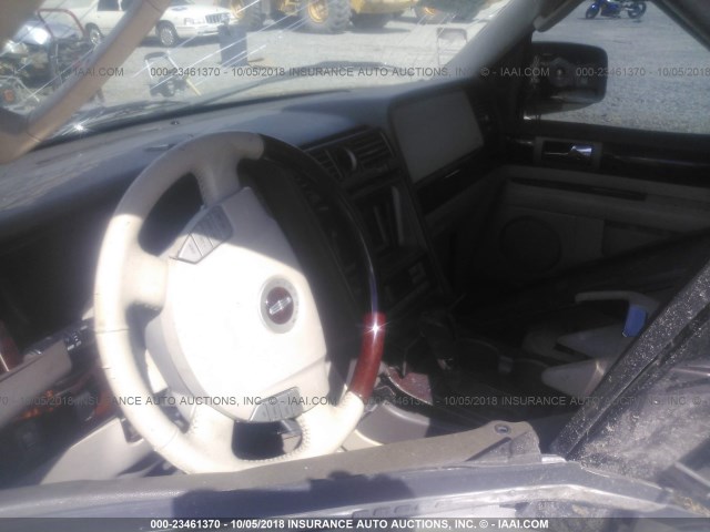 5LMFU27R34LJ17115 - 2004 LINCOLN NAVIGATOR Srebrny zdjęcie 5