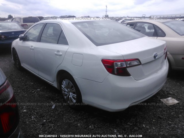 4T1BD1FK4DU086340 - 2013 TOYOTA CAMRY HYBRID/LE/XLE WHITE photo 3