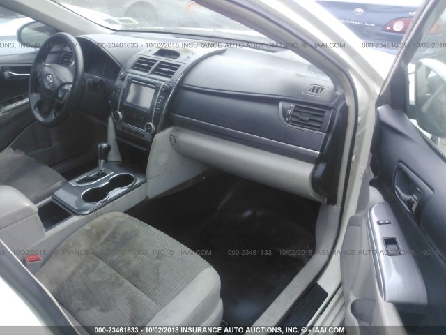 4T1BD1FK4DU086340 - 2013 TOYOTA CAMRY HYBRID/LE/XLE 白色 照片 5