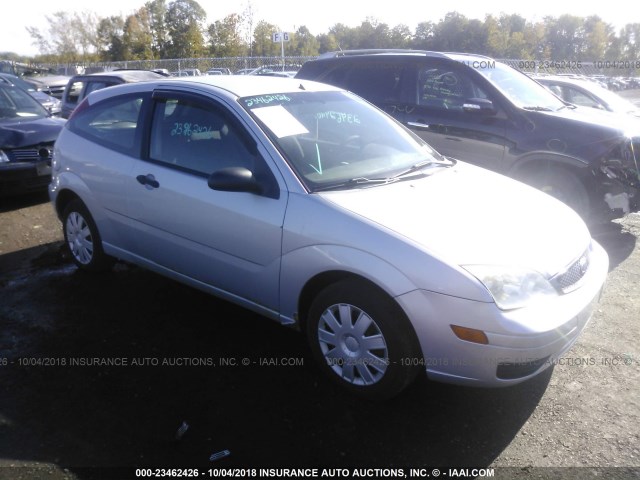 1FAFP31N56W185126 - 2006 FORD FOCUS ZX3 GRAY photo 1