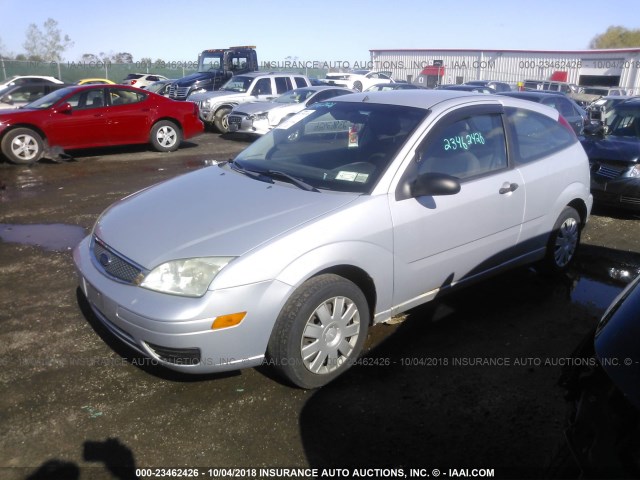 1FAFP31N56W185126 - 2006 FORD FOCUS ZX3 GRAY photo 2