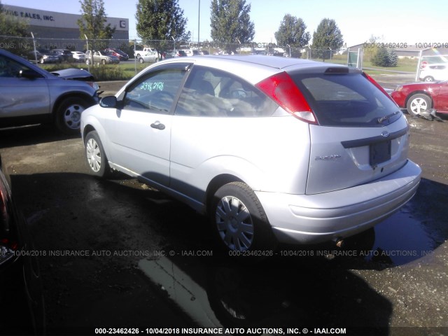 1FAFP31N56W185126 - 2006 FORD FOCUS ZX3 GRAY photo 3