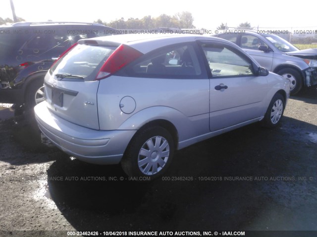 1FAFP31N56W185126 - 2006 FORD FOCUS ZX3 GRAY photo 4