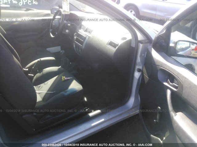 1FAFP31N56W185126 - 2006 FORD FOCUS ZX3 GRAY photo 5