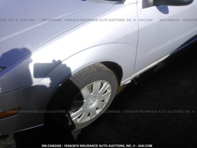 1FAFP31N56W185126 - 2006 FORD FOCUS ZX3 GRAY photo 6