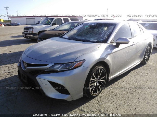 JTNB11HK4J3030955 - 2018 TOYOTA CAMRY L/LE/XLE/SE/XSE SILVER photo 2