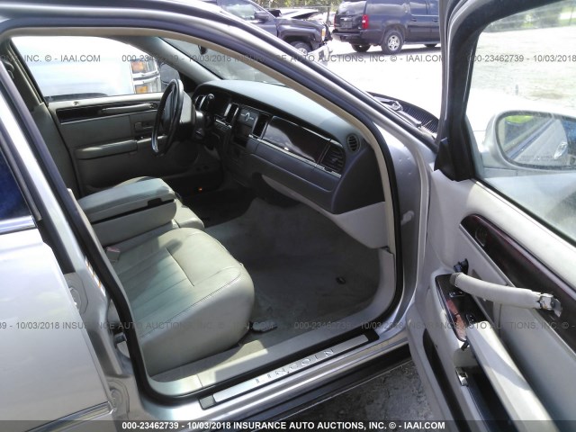 1LNHM81W73Y630253 - 2003 LINCOLN TOWN CAR EXECUTIVE Gümüş foto 5