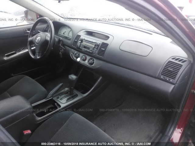4T1BE32K52U102802 - 2002 TOYOTA CAMRY LE/XLE/SE RED photo 5