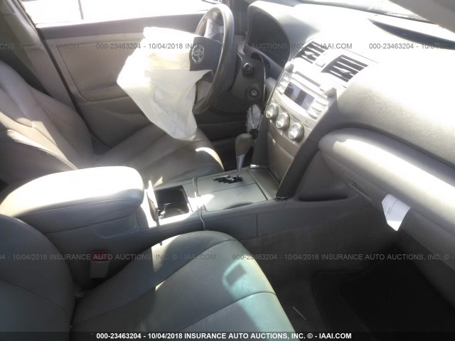 4T1BF3EK1BU182091 - 2011 TOYOTA CAMRY SE/LE/XLE შავი ფოტო 5