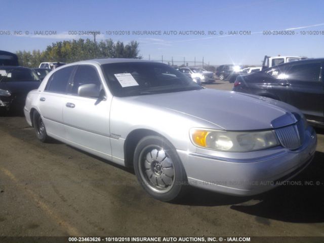 1LNFM81W9WY631321 - 1998 LINCOLN TOWN CAR EXECUTIVE Серебристый фото 1