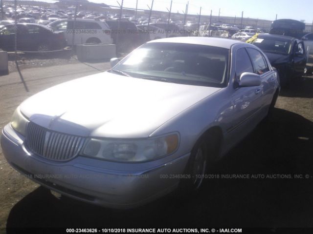 1LNFM81W9WY631321 - 1998 LINCOLN TOWN CAR EXECUTIVE SILVER photo 2