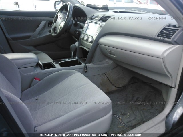 4T4BF3EK3BR134341 - 2011 TOYOTA CAMRY SE/LE/XLE 灰色 照片 5