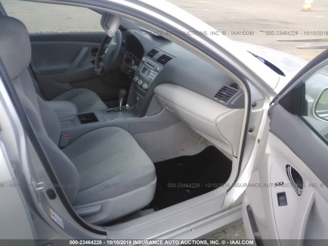 4T1BE46K68U249168 - 2008 TOYOTA CAMRY CE/LE/XLE/SE SILVER photo 5