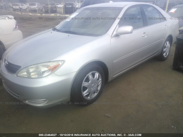 4T1BE32K224533890 - 2002 TOYOTA CAMRY LE/XLE/SE 银色 照片 2