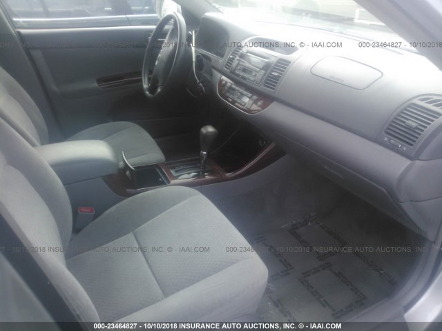 4T1BE32K224533890 - 2002 TOYOTA CAMRY LE/XLE/SE 银色 照片 5