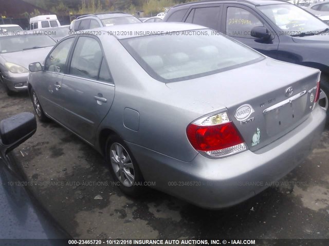 4T1BF32K85U590189 - 2005 TOYOTA CAMRY LE/XLE/SE Gümüş foto 3
